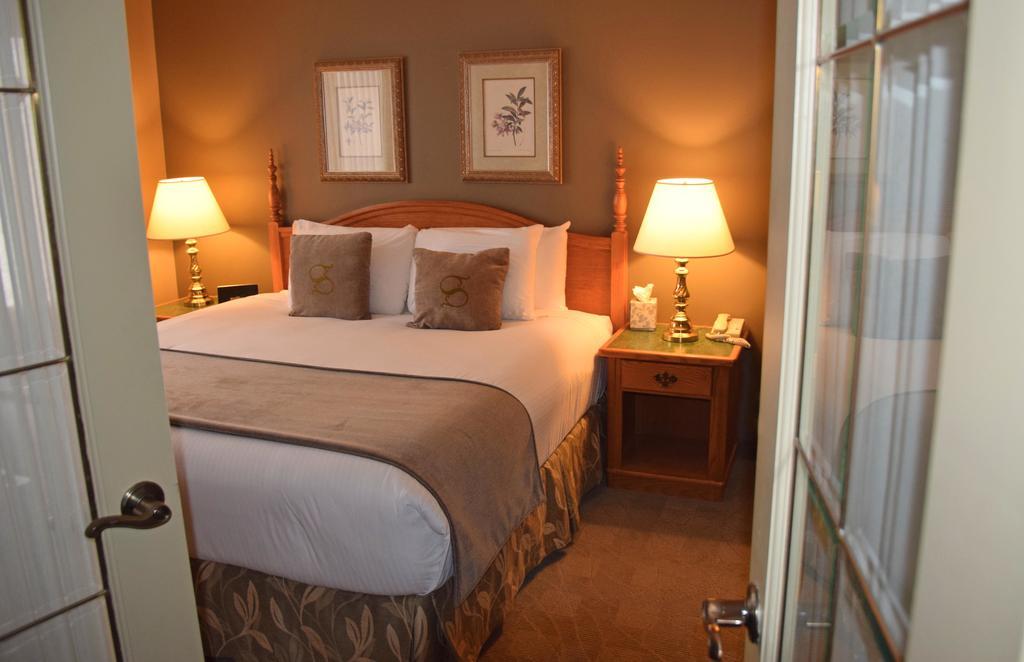 Stone Gate Inn Ориллия Экстерьер фото